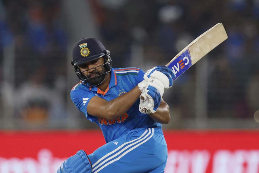 বিশ্বকাপের সবচেয়ে হাই ভোল্টেজ ম্যাচের প্রথমার্ধেই কার্যত ঠিক হয়ে গিয়েছিল ফলাফল কী হতে চলেছে। বাকিটা কেবল সেই চিত্রনাট্য মেনে ধীরেসুস্থে এগিয়ে যাওয়া। বিগত বিশ্বকাপগুলির মতো ২০২৩ ক্রিকেট বিশ্বকাপেও বদলাল না সেই পরিস্থিতি। বিশ্বকাপের ম্যাচে ভারত আবারও পাকিস্তানকে পর্যুদস্ত করল।