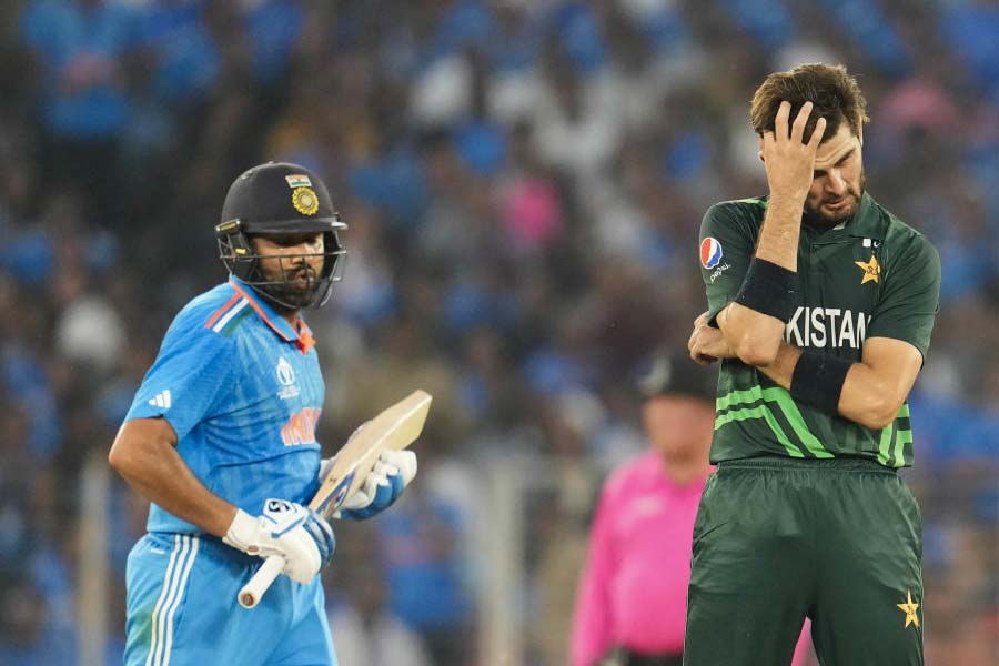 পাকিস্তানের কষ্টার্জিত ১৯১ রান তাড়া করতে ভারতের হয়ে ওপেন করেন রোহিত এবং শুভমন গিল। ডেঙ্গিজয় করে মাঠে ফেরার পর শুভমন কেমন খেলবেন, তা নিয়ে সংশয় ছিল ক্রিকেটমহলে। অন্য দিকে, পাকিস্তানের অন্যতম সেরা জোরে বোলার শাহিন শাহ আফ্রিদির ভিতরে ঢুকে আসা বল রোহিত কী ভাবে সামলাবেন, তা নিয়েও সংশয় ছিল। যদিও ম্যাচের প্রথমার্ধেই বোঝা গিয়েছিল, নিষ্প্রাণ পিচে তেমন কোনও সুবিধা অবশিষ্ট নেই জোরে বোলারদের জন্য। কিন্তু ক্রিকেটকে বলা হয় মহান অনিশ্চয়তার খেলা। তাই কখন যে পিচ চরিত্র বদলে ফেলে, তা বোঝা মুশকিল। কিন্তু কার্যক্ষেত্রে দেখা গেল, তেমন কিছুই ঘটল না।