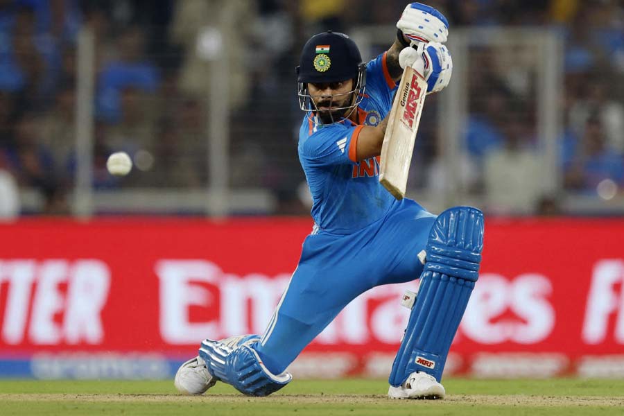 তিনে নামেন বিরাট কোহলি। তবে তিনিও বেশি ক্ষণ স্থায়ী হতে পারেননি। মোট ১৮টি বল খেলেছেন কোহলি, করেছেন ১৬ রান। মেরেছেন ৩টি বাউন্ডারি। শেষ পর্যন্ত হাসান আলির বলে সোজা মারতে গিয়ে টাইমিংয়ের গোলমালে বল চলে যায় মহম্মদ নওয়াজের হাতে। সেই ক্যাচ ফেলেননি নওয়াজ। ১০-এর মধ্যে আনন্দবাজার অনলাইন বিরাটকে দিচ্ছে ৫।