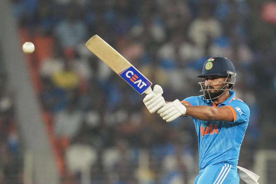 চারে ব্যাট করতে আসেন শ্রেয়স আইয়ার। তাড়াহুড়ো করার কোনও কারণ ছিল না। শ্রেয়স তা করেনওনি। ধীরেসুস্থে দলকে এগিয়ে নিয়ে যান মহার্ঘ জয়ের দিকে। যদিও এই ম্যাচেও দ্রুত গতির শর্ট বলের বিরুদ্ধে শ্রেয়সের অস্বস্তি চাপা থাকেনি। রউফ তা বুঝতে পেরেই পর পর শর্ট বল করা শুরু করেন। যথারীতি সমস্যায় পড়ে যান শ্রেয়স। কিন্তু হাল ছাড়েননি। শেষ পর্যন্ত টিকে থেকে ম্যাচ বার করে নিয়ে যান তিনি। ৬২ বল খেলে করেন মহামূল্যবান ৫৩ রান। মেরেছেন দু’টি পেল্লায় ছক্কা। ১০-এর মধ্যে শ্রেয়সকে দেওয়া যেতে পারে ৮।