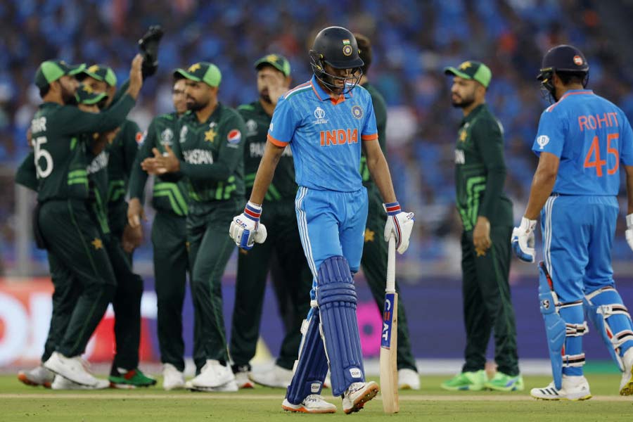 পাকিস্তানের বোলারদের বিশেষ কিছুই করার ছিল না। কিন্তু তার মধ্যেও যতটা সম্ভব লড়াই দিলেন শাহিন শাহ। তবে দিনটা তাঁর ছিল না। ৬ ওভার হাত ঘুরিয়ে ৩৬ রান দেন শাহিন। তুলে নেন রোহিত এবং শুভমন— দুই ওপেনারকেই। যদিও তাতে কাজের কাজ কিছুই হয়নি। ১০-এর মধ্যে বোলার শাহিন পাচ্ছেন টেনেটুনে ৫।