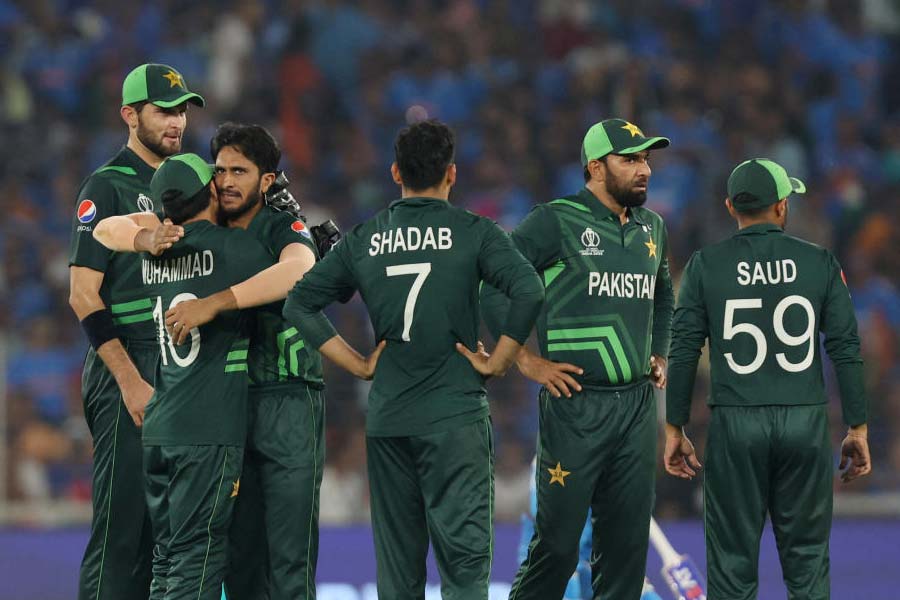 বিরাট কোহলির উইকেট পেয়েছেন হাসান আলি। ৬ ওভার হাত ঘুরিয়ে ৩৪ রানে একটি উইকেট পান। ১০-এর মধ্যে হাসান আলিকে আনন্দবাজার অনলাইন দিচ্ছে ৩।