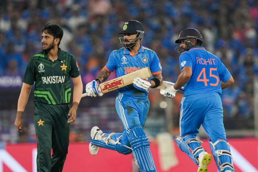 মহম্মদ নওয়াজ থেকে হ্যারিস রউফ, শাদাব খান— কেউই দাগ কাটতে পারেননি। দু’শো রানের কম পুঁজি নিয়ে অবশ্য ব্যাটিং সহায়ক উইকেটে বোলারদের তেমন কিছু করারও থাকে না। আনন্দবাজার অনলাইন নওয়াজ, রউফ এবং শাদাবকে ১০-এ দিচ্ছে ২।