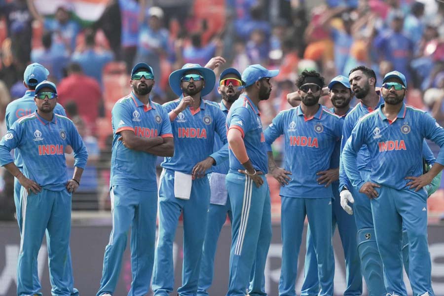 কুলদীপ যাদবের বলে আউট হন সাউদ সাকিল। তাঁর অবদান ১০ বলে মাত্র ৬ রান। আনন্দবাজার অনলাইনের বিচারে তাঁর প্রাপ্য ১০-এর মধ্যে ৩।