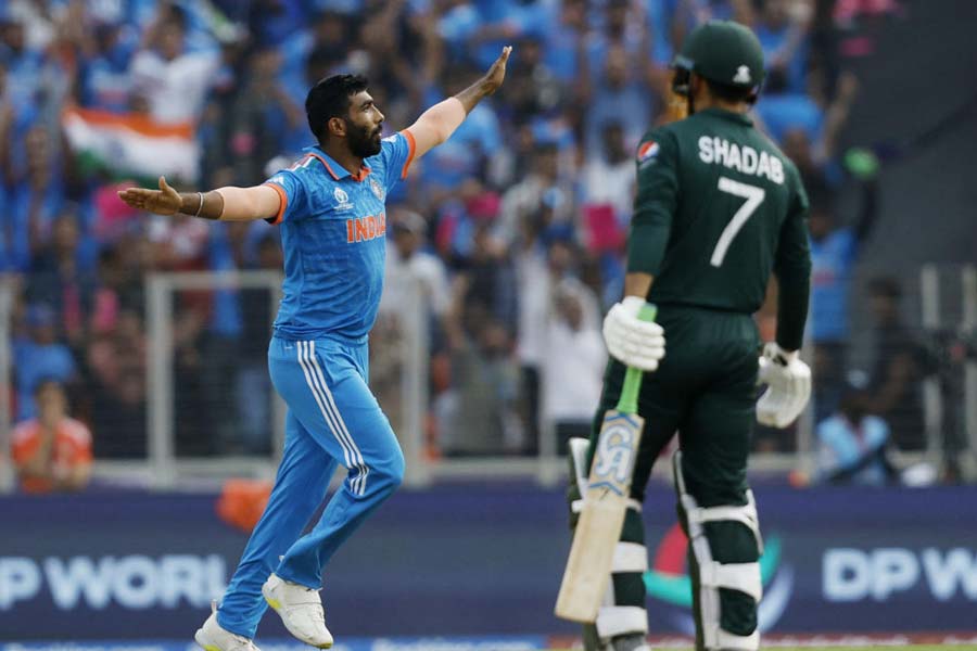 শাদাব খানও ব্যাট হাতে বিশেষ কিছু করতে পারেননি। পাঁচ বলে মাত্র ২ রান করে বুমরার বলে বোল্ড হয়ে যান তিনি। তাঁরও প্রাপ্য ১০-এর মধ্যে ২।