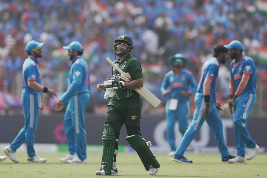 ৩৪ নম্বর ওভারে মহম্মদ রিজ়ওয়ানকে আউট করেন বুমরা। অর্ধশতরান থেকে মাত্র এক রান দূরে ছিলেন পাক ব্যাটার। তাঁর ইনিংসও গুরুত্বপূর্ণ হতে পারত আমদাবাদের ম্যাচে। কিন্তু দিনের শেষে হতাশা ছাড়া কিছুই পেলেন না পাক ব্যাটার। তিনি পাচ্ছেন ৬।