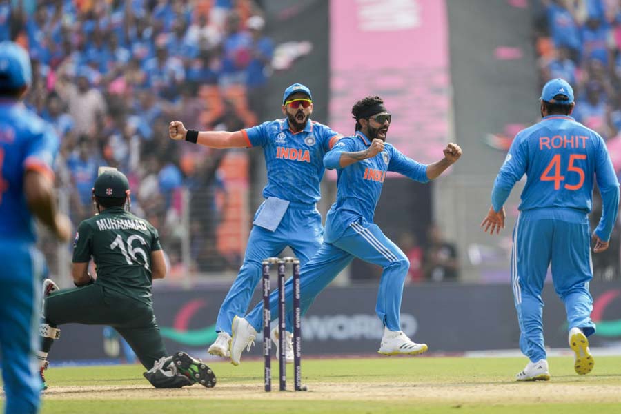 এর পর হাসান আলিকে ফেরান রবীন্দ্র জাডেজা। তাঁর অবদান ১৯ বলে ১২ রান। দু’টি বাউন্ডারি মেরেছেন তিনি। আনন্দবাজার অনলাইনের বিচারে তাঁর প্রাপ্য ৩।