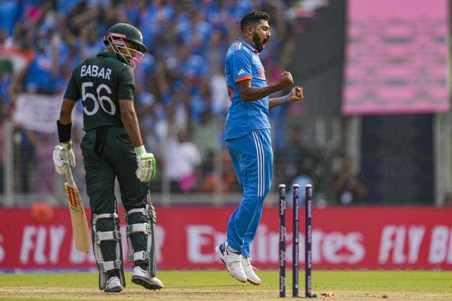 ভারতের মহম্মদ সিরাজ পাকিস্তানের গুরুত্বপূর্ণ ২টি উইকেট নেন। বাবর এবং ওপেনার আবদুল্লাহ্‌কে ফেরান তিনি। তাঁর প্রাপ্য ১০-এ ৮।