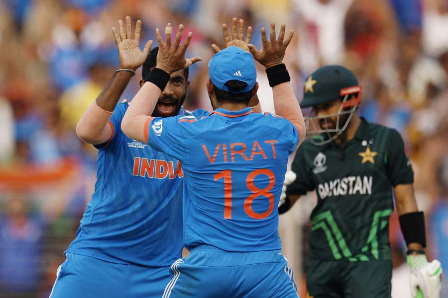 যশপ্রীত বুমরাও ২টি উইকেট নেন। সঠিক সময়ে রিজ়ওয়ানকে ফেরাতে না পারলে ম্যাচের গতি অন্য দিকে ঘুরে যেতে পারত। বুমরার জন্য তা হয়নি। আনন্দবাজার অনলাইনের বিচারে তাঁর প্রাপ্য ৮।