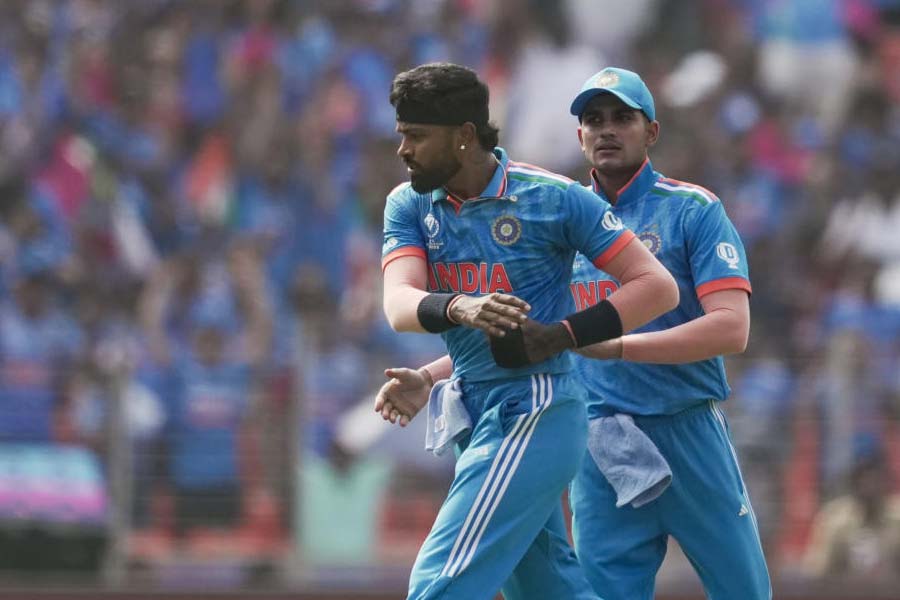 পাকিস্তান ম্যাচে হার্দিকের আগ্রাসন আলাদা করে নজর কেড়েছে। তাঁর ঝুলিতে ওপেনার ইমাম-সহ ২টি উইকেট। আনন্দবাজার অনলাইনের বিচারে তাঁর প্রাপ্য ৭।