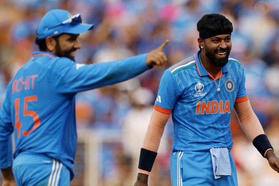 জা়ডেজা ২টি উইকেট নিয়েছেন। তাঁর শিকার হাসান আলি এবং হ্যারিস রউফ। আনন্দবাজার অনলাইনের বিচারে তাঁর প্রাপ্য ৬।