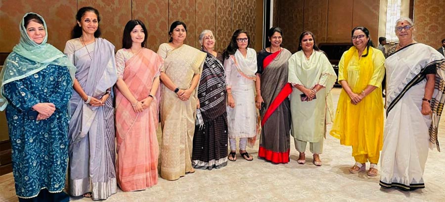 (বাঁ দিক থেকে) পঞ্চমে সুহাসিনী আলি, ষষ্ঠ সুস্মিতা দেব।