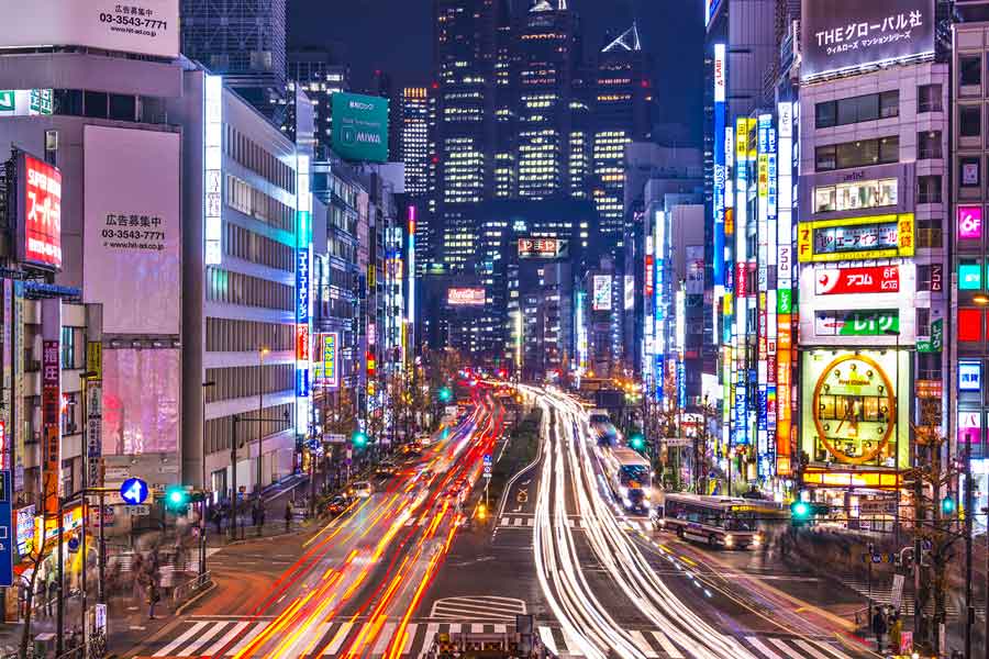 বড় শহরগুলিতে প্রতি দিন হাজির হচ্ছেন হাজার হাজার মানুষ। বাড়ছে জনসংখ্যা আর কমছে থাকার জায়গা। এক চিলতে আশ্রয় খুঁজতে গিয়ে হিমসিম অবস্থা। কারও রাত কাটছে পথে। কিন্তু পরিবর্তিত এই পরিস্থিতির সঙ্গে দিব্যি মানিয়ে নিচ্ছে জাপান। করে ফেলেছে বিশেষ ব্যবস্থা। সেই ‘ব্যবস্থা’ দেখে অবশ্য ভয় পাচ্ছেন অনেকেই।