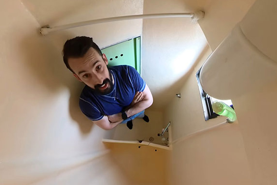 তিন কোনা সেই বাড়ি রয়েছে টোকিয়োয়। দুই রাস্তার সংযোগস্থলে। মেরেকেটে একটা গাড়ি পার্ক করা যায়, এতটুকু জমিতে তৈরি করা হয়েছে আস্ত সেই বাড়ি।