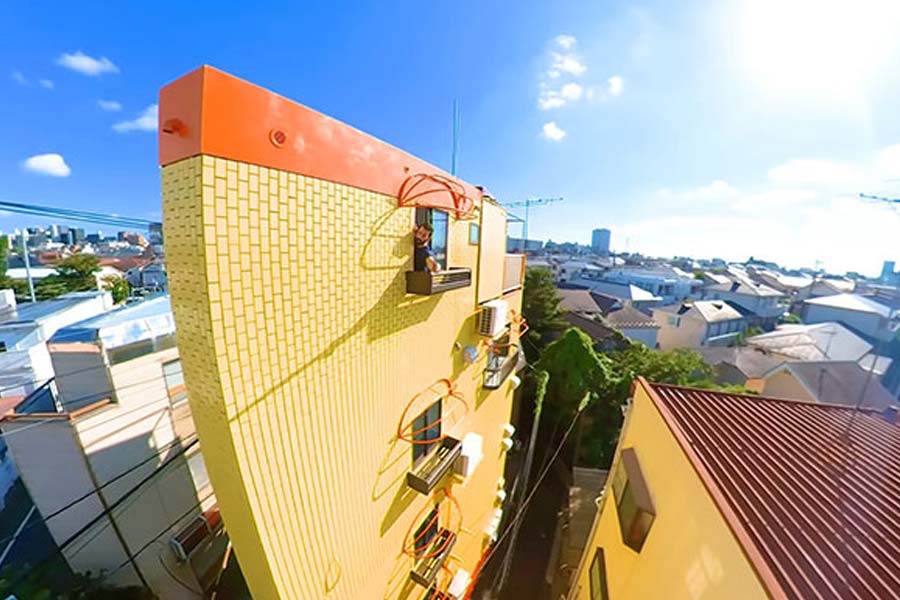 এক ঝলক দেখলে মনে হতে পারে একটা প্রাচীর খাড়া রয়েছে। ভিতরে হয়তো একটা লোকও থাকতে পারবেন না।