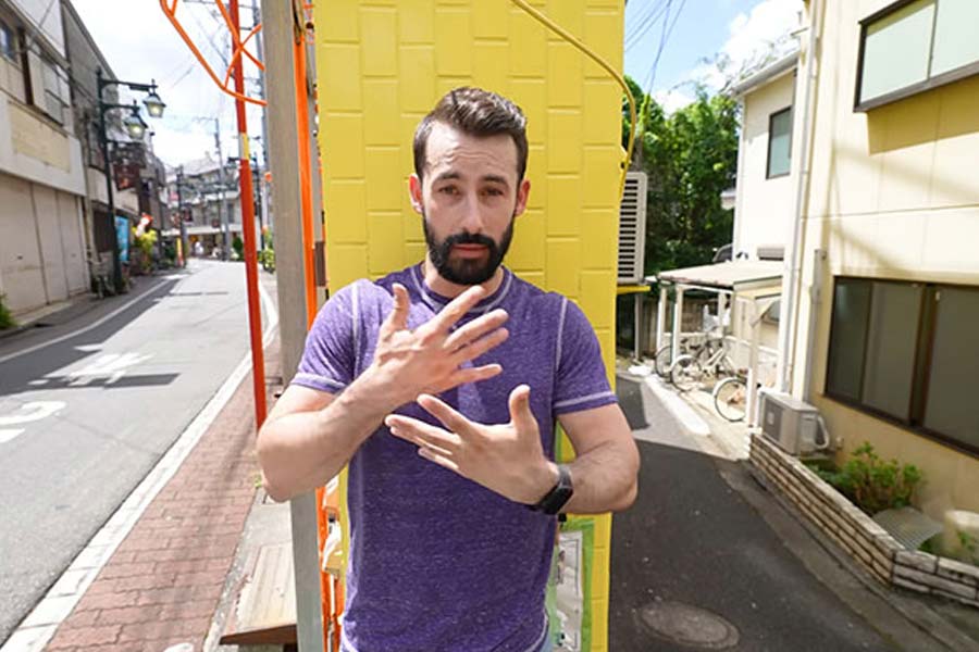 কিন্তু ওই বাড়িতেই বাস কয়েকটি পরিবারের। কোনও মতে অনুমতি নিয়ে সেই আবাসনে ঢুকেছিলেন নর্ম। তার পর ক্যামেরাবন্দি করেছিলেন ভিতরের ছবি।