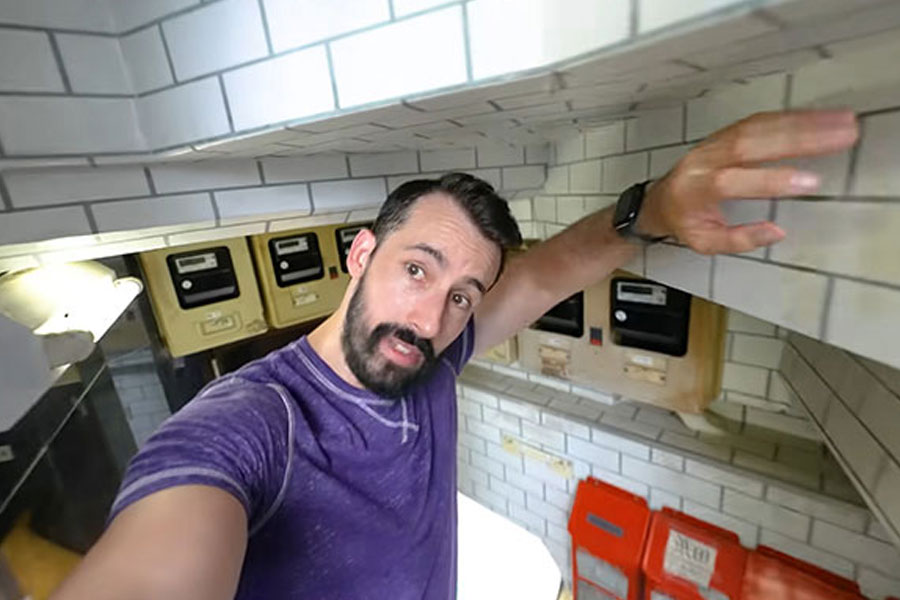 নর্ম ভিতরে ঢুকে দেখেন এক চিলতে সেই ফ্ল্যাটে রয়েছে বেশ কয়েকটি তল। একাধিক ফ্ল্যাট রয়েছে। আবাসনের ভিতরে ঢুকে নর্মকে বলতে শোনা যায়, ‘‘জাপানে ছোট আবাসন ভূরি ভূরি। কিন্তু এত ছোট দেখিনি কখনও।’’