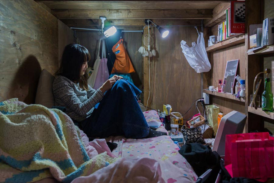 শৌচালয়ের এক কোণে আবার একটি বাথটবও রয়েছে। তবে সেখানে শুয়ে স্নান সম্ভব নয়। বসে স্নান করতে হবে।