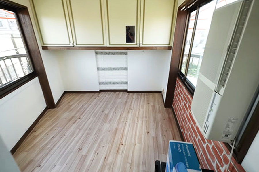 ফ্ল্যাটের ঘরের দৈর্ঘ্য ৮.২ ফুট। চওড়া তার থেকেও কম। ফ্ল্যাটের মধ্যে ঘরগুলিকে আলাদা করা হয়েছে ইটের দেওয়াল দিয়ে। যদিও নর্ম টোকা দিয়ে দেখেন, সেগুলি আসল ইটের তৈরি নয়। বরং স্পঞ্জের ইটের। তার উপর ওয়ালপেপার লাগানো হয়েছে।