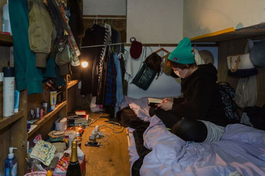 নর্মের দাবি, এই আবাসনে থাকার সব থেকে বড় অসুবিধা হল শব্দ। দুই রাস্তার সংযোগস্থলে অবস্থিত। সে কারণে দিন-রাত গাড়ির শব্দে কান ঝালাপালা হয়ে যায় বাসিন্দাদের।