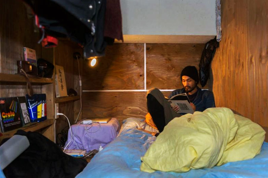 সমাজমাধ্যম ব্যবহারকারীরা অবশ্য জানিয়েছেন, টোকিয়োর সর্বত্রই এই সমস্যা। শব্দের জন্য কোনও আবাসনে রাতে শান্তিতে ঘুমানো যায় না।