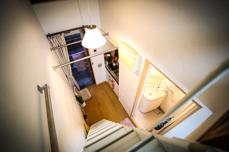 নর্ম যে ফ্ল্যাটটির ভিডিয়ো তুলেছেন, সেটিতে আপাতত কেউ থাকেন না। তবে ওই আবাসনের বাকি সব ফ্ল্যাটেই লোক থাকেন। ইতিমধ্যে ভিডিয়োটি দেখেছেন ৩৩ লক্ষ জন।