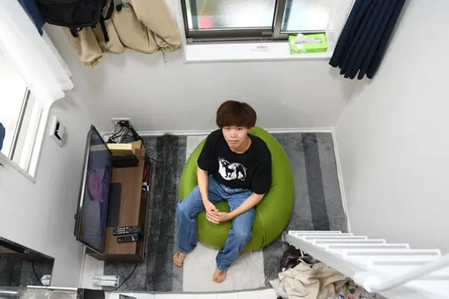 ভিডিয়ো দেখে কয়েক জন ব্যবহারকারী বলেছেন, এত ছোট ফ্ল্যাটে থাকলে মানসিক অবসাদ আসতে বাধ্য। অনেকেই আবার জানিয়েছেন, একা যদি বা থাকা যায়, সপরিবারে এখানে থাকা অসম্ভব।