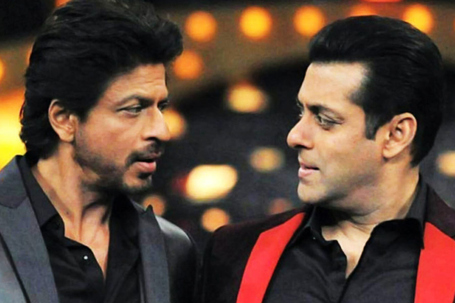 শাহরুখ খান হোক বা সলমন খান, হৃতিক রোশন হোক বা শাহিদ কপূর— বলি অভিনেতারা যেমন দর্শকমনে জায়গা করে নিয়েছেন, তেমন তাঁদের মহিলা অনুরাগীদের সংখ্যাও চোখে পড়ার মতো। পছন্দের অভিনেতাকে ভালবাসা জানাতে নানা রকম উপহার দিয়ে থাকেন মহিলা অনুরাগীরা।