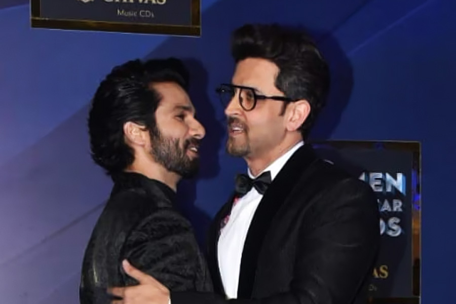 কিন্তু রক্ত দিয়ে লেখা চিঠি! বলিপা়ড়ার এক তারকা নাকি বহু বার তাঁর মহিলা অনুরাগীদের তরফে এই ধরনের চিঠি পেতেন।