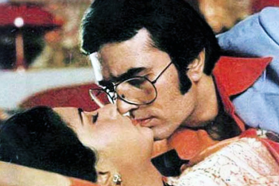 কিরণ জানান, রাজেশকে ঘিরে তিনি মহিলাদের মধ্যে যে ভালবাসা, উন্মাদনা দেখেছেন তা অন্য কোনও বলি অভিনেতার ক্ষেত্রে দেখেননি।