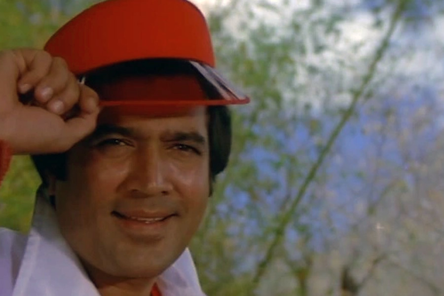 কিরণের দাবি, অমিতাভ বচ্চন, শাহরুখ খান এবং সলমন খানের মহিলা অনুরাগীর সংখ্যা প্রচুর হলেও তা কোনও ভাবেই রাজেশের অনুরাগীমহলকে টেক্কা দেওয়ার মতো নেয়।