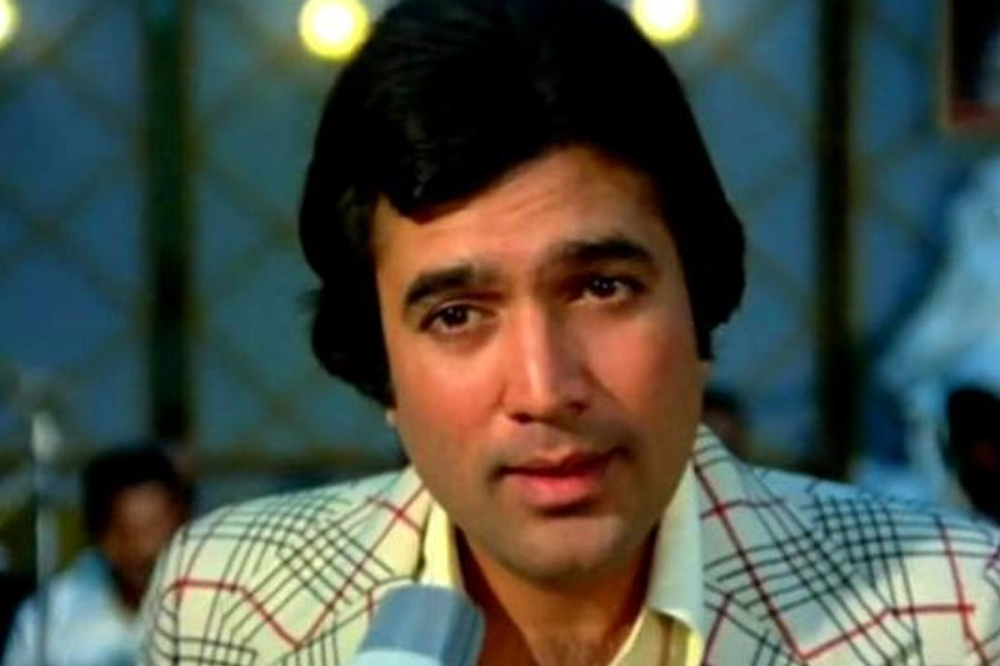 সাক্ষাৎকারে কিরণ জানান, রাজেশকে বলি ইন্ডাস্ট্রির সকলে ‘কাকা’ বলে সম্বোধন করতেন। বাইরে বার হলেই অনুরাগীরা ঘিরে ফেলতেন রাজেশকে। রাজেশের নাম ধরে জোর গলায় চিৎকার করতেন অনুরাগীরা।