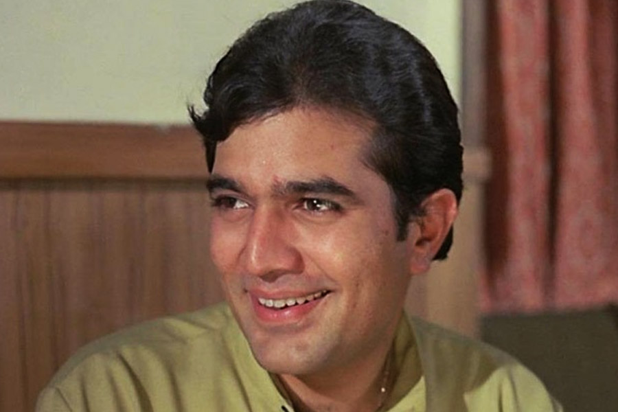 কিরণের দাবি, রাজেশের মহিলা অনুরাগীরা অন্য ধরনের ছিলেন। অভিনেতা তাঁর অনুরাগীদের কাছ থেকে প্রচুর চিঠি পেতেন। মহিলা অনুরাগীরা অনেকেই নাকি অভিনেতার প্রতি নিজেদের ভালবাসা জাহির করতে রক্ত দিয়ে চিঠি লিখতেন।