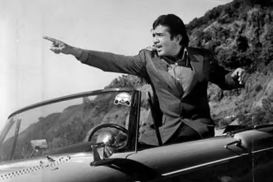 শুধু রক্ত দিয়ে লেখা চিঠিই নয়, রাজেশের গাড়ি কোথাও দাঁড়িয়ে থাকলে কিছু ক্ষণ পর দেখা যেত গাড়িতে লিপস্টিকের দাগ।