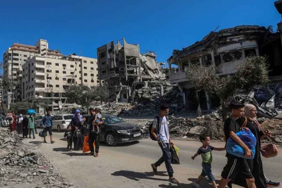 ইজ়রায়েলের প্রধানমন্ত্রী একই সঙ্গে হামাসকে হুঁশিয়ারি দিয়েছিলেন, ২৪ ঘণ্টার মধ্যে গাজ়া না ছাড়লে তাদের নিশ্চিহ্ন করে দেওয়া হবে। গাজ়ার উত্তর প্রান্তে ১০ লক্ষেরও বেশি মানুষের বাস। ইজ়রায়েলের সেই হুঁশিয়ারি পাওয়ার পরই তাঁরা দলে দলে পালাতে শুরু করেছেন। কিন্তু গাজ়া এখনও হামাসের কব্জায়। আর সেখান থেকেই ইজ়রায়েলের বিরুদ্ধে লড়াই চালিয়ে যাচ্ছে তারা।