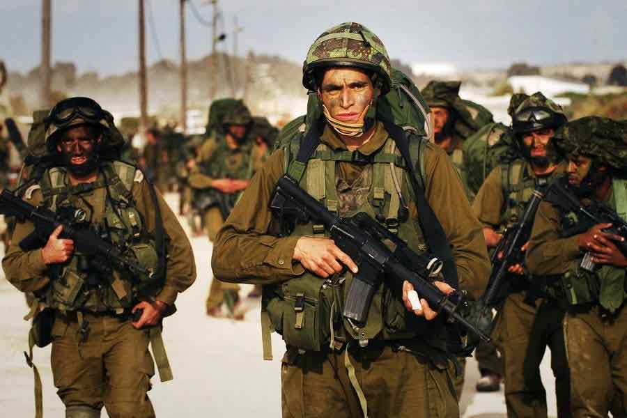 এক দিকে, বিমান হামলা চালিয়ে হামাসের কোমর ভেঙে দেওয়ার চেষ্টা চালাচ্ছে ইজ়রায়েল। অন্য দিকে, গাজ়ায় ঘরে ঘরে ঢুকে হামাস জঙ্গিদের খুঁজে বার করে খতম করার প্রস্তুতি নিচ্ছে তারা। কিন্তু ইজ়রায়েল স্থলপথে হামলার কথা বললেও তাদের সামনে এটি একটি বড় চ্যালেঞ্জ হয়ে দাঁড়াবে বলে মনে করছেন সামরিক বিশেষজ্ঞেরা। তাঁদের মতে, হামাসের তুলনায় ইজ়রায়েলি সেনার কাছে অনেক বেশি চ্যালেঞ্জিং হয়ে উঠবে হামাসের বানানো সুড়ঙ্গের ‘জাল’। 