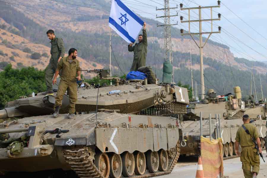 স্থলপথে হামলা চালানোর জন্য ইজ়রায়েলও যেমন প্রস্তুতি নিচ্ছে, হামাসও এই হামলা রুখতে তৎপর হয়ে উঠেছে। দুই বাহিনীর কাছে কোন কোন অস্ত্র রয়েছে, সেই অস্ত্র কতটা ঘাতক তা জেনে নেওয়া যাক। হামাস শুরু থেকেই রকেট হামলা চালাচ্ছে। বেশ কয়েকটি প্রতিবেদনে দাবি করা হয়েছে, গাজ়ার মানুষ যাতে বিশুদ্ধ জল খেতে পারেন তার জন্য ইউরোপীয় ইউনিয়ন পাইপলাইন বসানোর টাকা দিয়েছিল। সেই পাইপলাইন বসানোও হয়েছিল। কিন্তু হামাস জঙ্গিরা সেই পাইপ খুলে নিয়ে রকেট বানানোর কাজে লাগাচ্ছে।