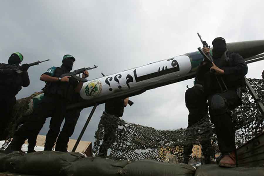 শুধু তাই নয়, প্রতিনিয়ত নতুন নতুন প্রযুক্তির সাহায্যে অস্ত্র বানানোর কাজও করছে তারা। ৭ অক্টোবর ২০ মিনিটের মধ্যে যে ৫০০০ হাজার রকেট হামলা চালানো হয়েছিল ইজ়রায়েলে, ঘটনাচক্রে, সেই রকেট নাকি বানানো হয়েছিল ৪৮ কিলোমিটার দীর্ঘ পাইপলাইন দিয়ে।