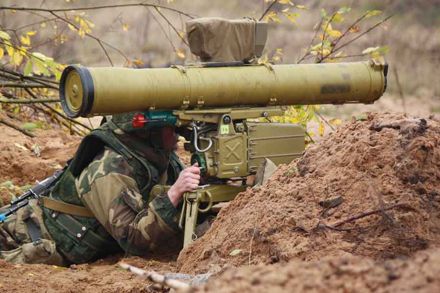 ইজ়রায়েল সেনার হাতে রয়েছে মেরকাবা ট্যাঙ্ক। এর চারটি রূপ রয়েছে ইজ়রায়েলের কাছে। ৬৫ টনের এই ট্যাঙ্কে চার জন ক্রু মেম্বার এবং ছ’জন সেনা থাকেন। এই ট্যাঙ্কে রয়েছে ১২০ মিলিমিটার স্মুথবোর বন্দুক। এ ছাড়াও এটি অ্যান্টি-ট্যাঙ্ক গাইডেড ক্ষেপণাস্ত্র লাহাত-ও উৎক্ষেপণ করতে পারে। এ ছাড়াও এই ট্যাঙ্কে রয়েছে ১২.৭ মিলিমিটারের একটি মেশিন গান, ৭.৬২ মিলিমিটারের আরও তিনটি মেশিন গান, একটি মর্টার লঞ্চার, একটি ইন্টারনাল মর্টার লঞ্চার এবং ১২টি স্মোক গ্রেনেড লঞ্চার।