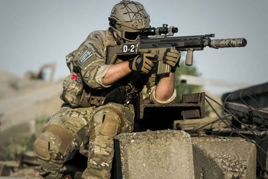 এক রিপোর্টে দাবি করা হয়েছে, হামাসের কাছে অন্তত ১০ হাজার যোদ্ধা রয়েছেন। গেরিলা যুদ্ধে দক্ষ এই যোদ্ধারা। গাজ়া এঁদের মূল কেন্দ্র। অন্য দিকে, ইজ়রায়েলের কাছে রয়েছে প্যারাট্রুপার, কমান্ডো বাহিনী। অত্যাধুনিক অস্ত্রে সজ্জিত এই বাহিনী যে কোনও কঠিন পরিস্থিতির মুখোমুখি হতে পারে। এ ছাড়াও ইজ়রায়েল ডিফেন্স ফোর্সে বেশ কিছু স্পেশাল ইউনিট রয়েছে। সেগুলি হল কমান্ডো ইউনিট ১০১, সায়েরেট, ১৩ ফ্লোটিলা, ইউনিট ৫১০১, ওজেড ব্রিগেড, গোলানি, জিবাতি, নাহল, কফিরের মতো ঘাতক বাহিনী।