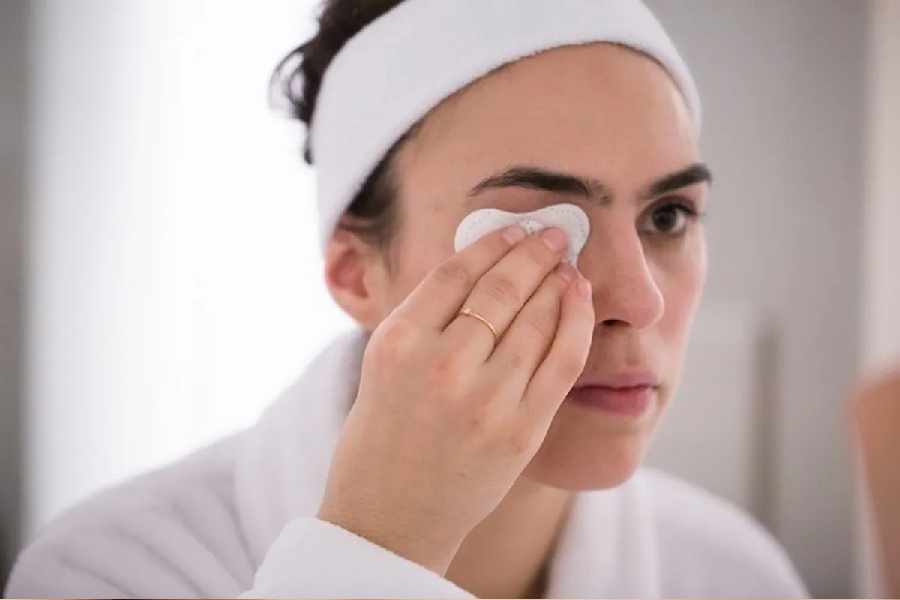 Image of Removing MakeUp.