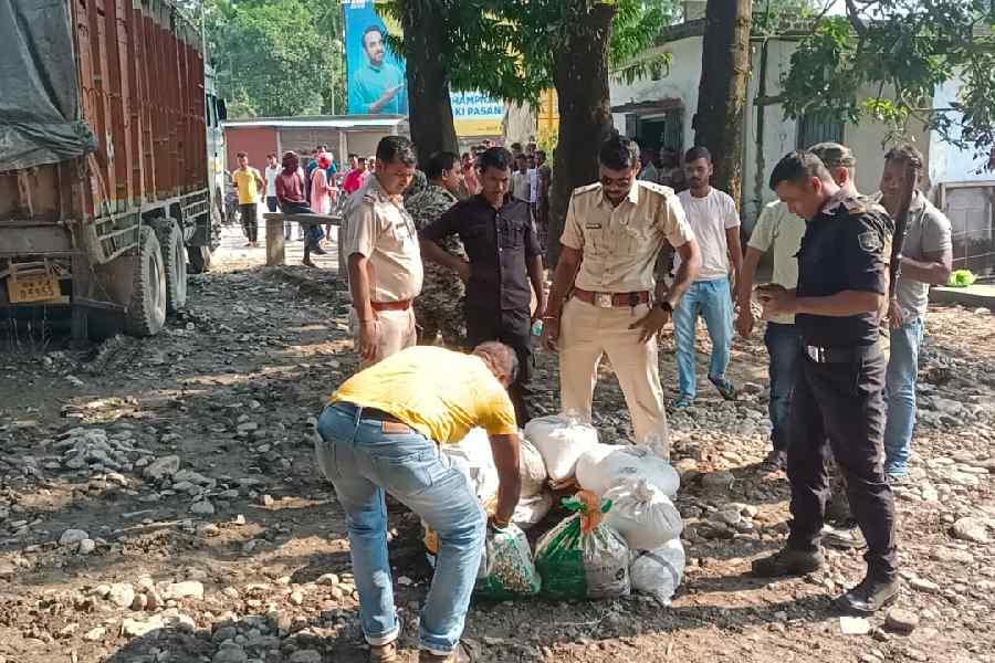 রবিবার বেলার দিকে বোমা উদ্ধারের খবরে হুলুস্থুল পড়ে গিয়েছিল কোচবিহারের মেখলিগঞ্জ ব্লকের চ্যাংরাবান্ধায়।