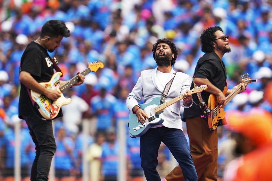 How much Arijit Singh charges for performing at weddings and events