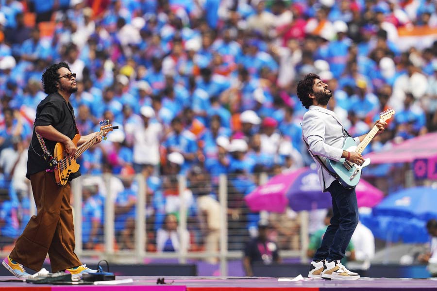 শনিবার বিশ্বকাপ উপলক্ষে ম্যাচের আগে অনুষ্ঠানে যোগ দিয়েছিলেন অরিজিৎ। আমদাবাদে নরেন্দ্র মোদী স্টেডিয়ামের মঞ্চে গায়কের পারফর্ম্যান্স টেলিভিশনের পর্দায় দেখা না গেলেও সেই পারফরম্যান্সের টুকরো টুকরো মুহূর্ত ছড়িয়ে পড়ে সমাজমাধ্যমের পাতায়।