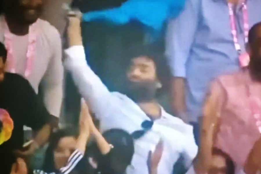 How much Arijit Singh charges for performing at weddings and events