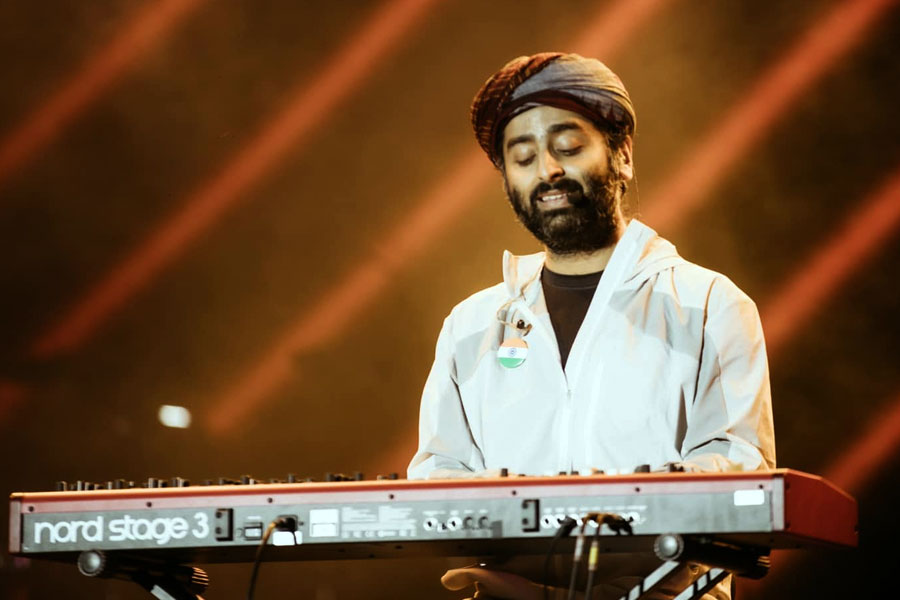 How much Arijit Singh charges for performing at weddings and events