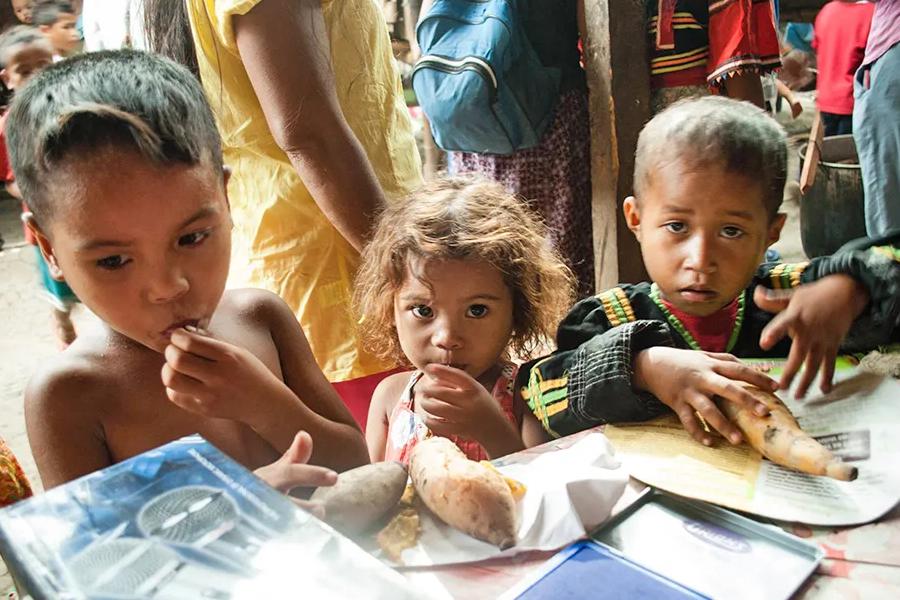 খাদ্য দিবসের লক্ষ্য এই সচেতনতাটাই তৈরি করা। রাষ্ট্রসঙ্ঘ চায়, যাঁদের কাছে অতিরিক্ত আছে, তাঁরা এই কিছু না থাকা মানুষগুলোর কথা জানতে পারুন। তাঁদের সাহায্যে এগিয়ে আসুন। তাই তো খাদ্য দিবসের উদযাপনে মাঝে মধ্যেই ঘুরেফিরে আসে একটি ট্যাগলাইন।