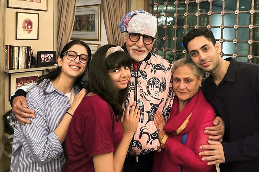 ১১ অক্টোবর ৮১ বছরে পা দিলেন অমিতাভ। জন্মদিনের শুভেচ্ছা জানাতে আরাধ্যা, অগস্ত্য (শ্বেতার পুত্র), অমিতাভ এবং জয়ার সঙ্গে একটি ছবি সমাজমাধ্যমে পোস্ট করেন শ্বেতা।