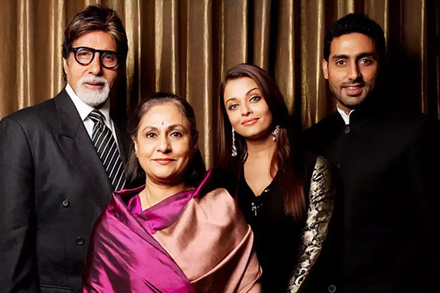 জয়া এক পুরনো সাক্ষাৎকারে জানিয়েছিলেন, অভিষেকের সঙ্গে ঐশ্বর্যার বিয়ের সময় অমিতাভের চোখে এক অদ্ভুত ঝলক লক্ষ করেছিলেন তিনি।