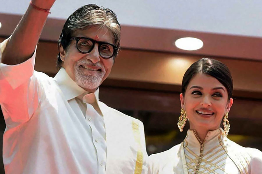 জয়া বলেন, ‘‘ঠিক যে মুহূর্তে ঐশ্বর্যার দিকে অমিত তাকিয়েছিল, সে মুহূর্তে মনে হয়েছিল তিনি যেন শ্বেতাকে বাড়ি ফিরতে দেখছেন। ওঁর চোখে ঝিলিক দিয়ে উঠেছিল। শ্বেতা যে শূন্যতা তৈরি করে দিয়ে গিয়েছিল ঐশ্বর্যা এসে তা পূরণ করল।’’